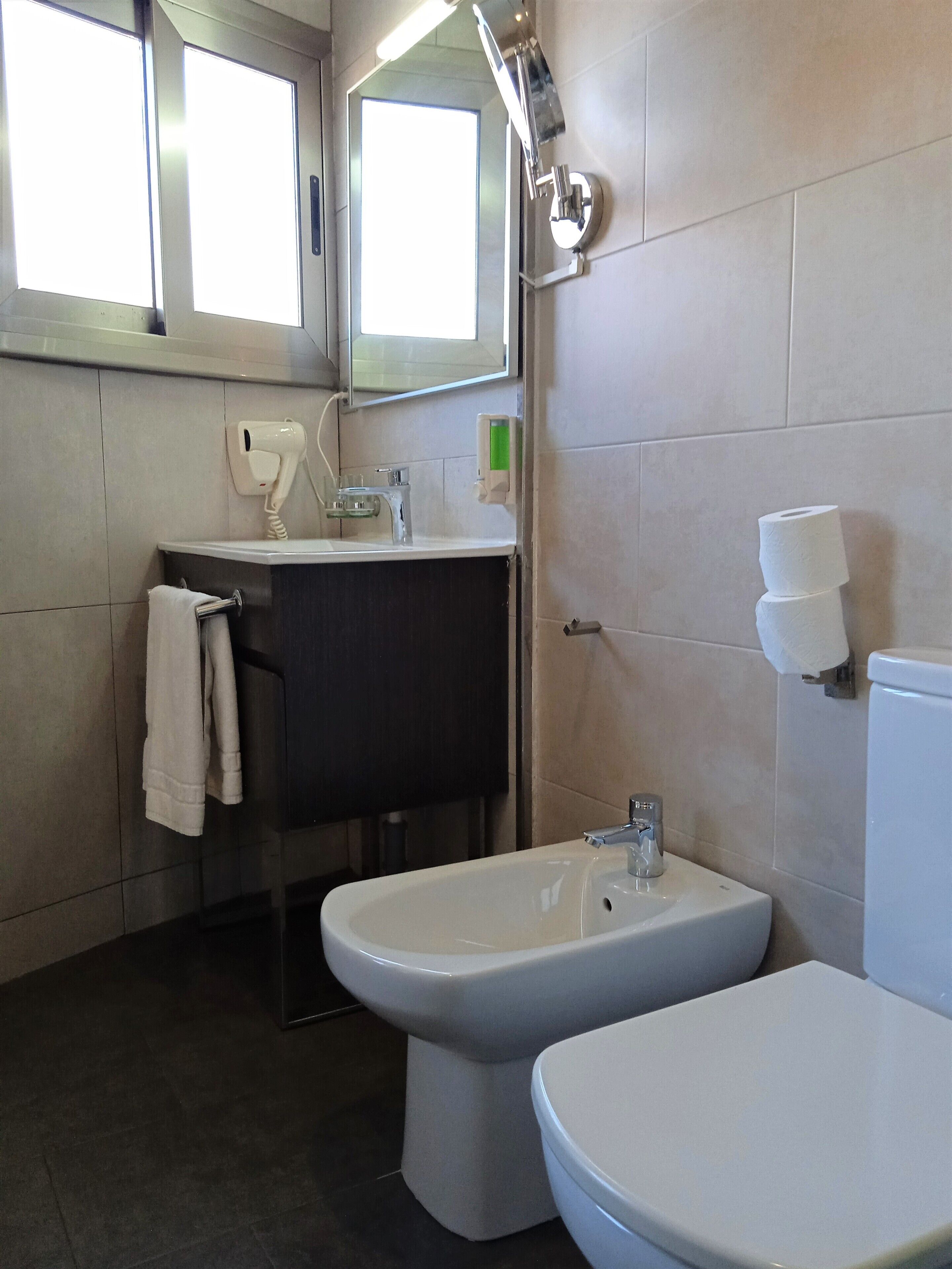 triple room | bathroom | shower, free toiletries, hair dryer, bidet