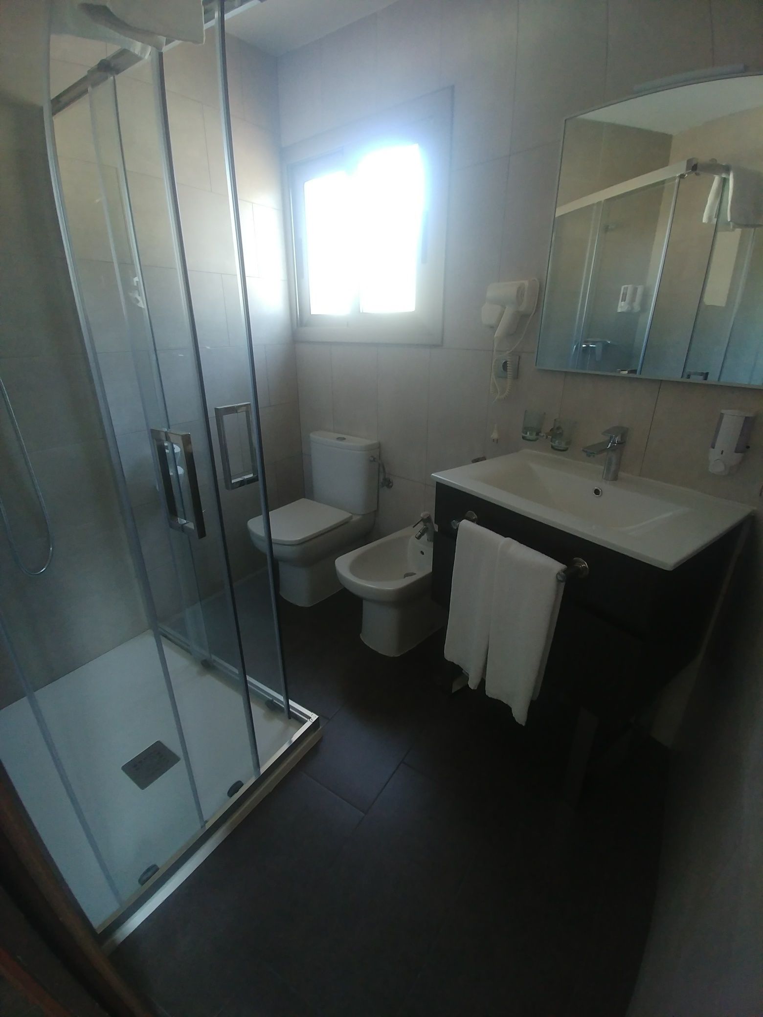 تجهيزات دش، مستلزمات مجانية للعناية الشخصية، مجففات شعر، مراحيض شطف