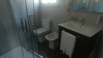 Dusche, kostenlose Toilettenartikel, Haartrockner, Bidet