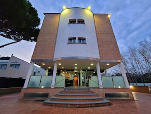 Fassade der Unterkunft – Abend/Nacht