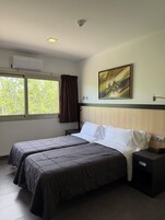 Habitación con 2 camas individuales | Edredones de plumas, caja fuerte, decoración individual
