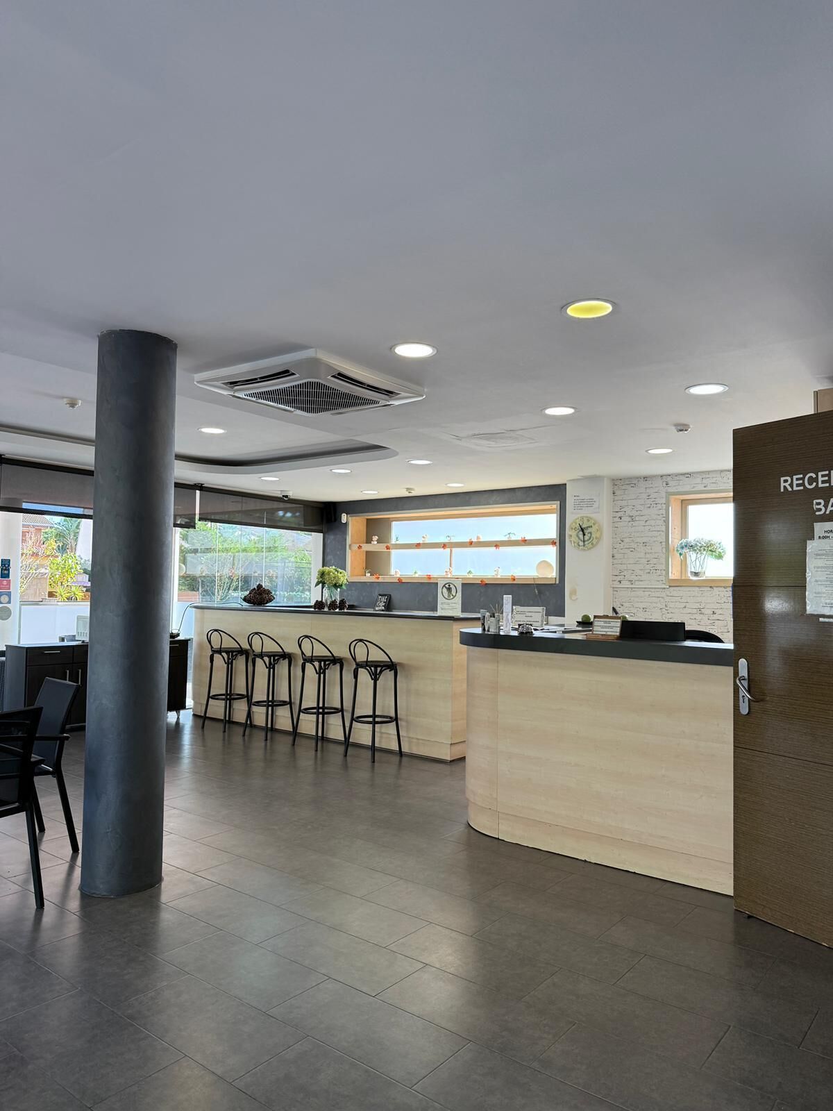 Lobby lounge