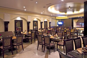 2 restaurants; lunch and dinner served