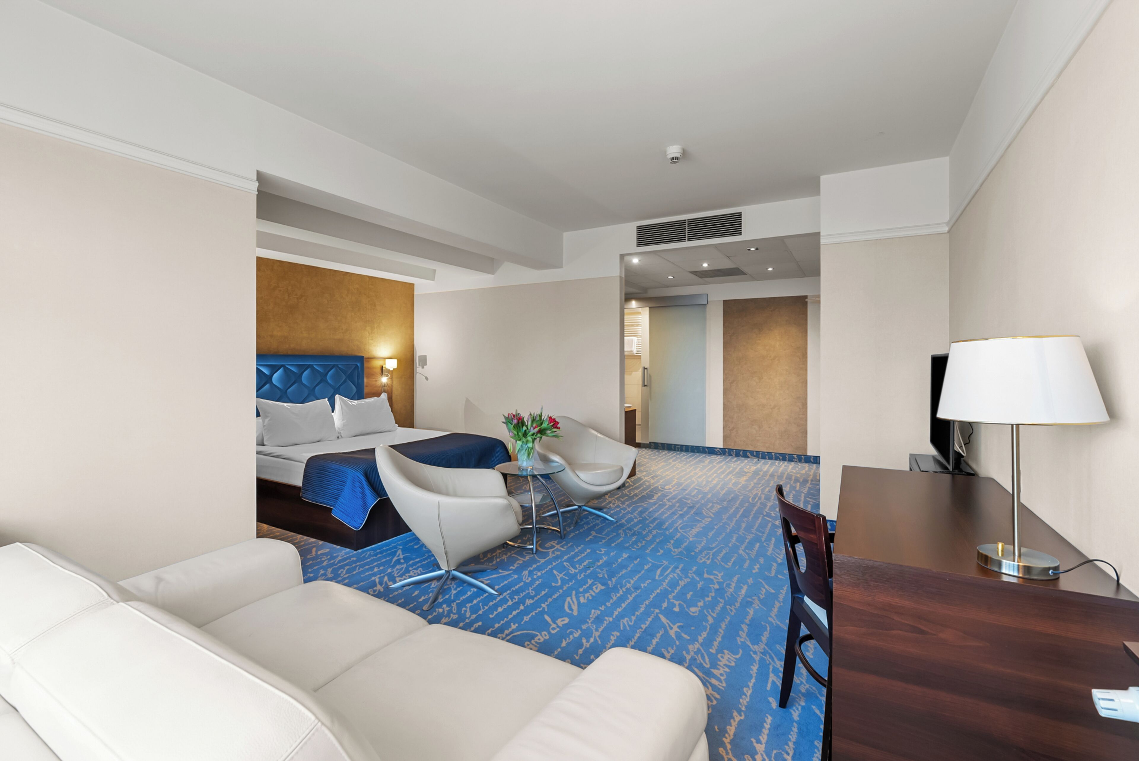 executive double room | living area | lcd tv