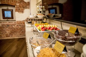 Daily buffet breakfast (PLN 75 per person)