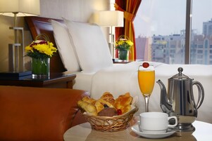 In-room safe, soundproofing, iron/ironing board, free WiFi