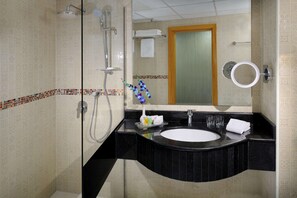 In-room safe, soundproofing, iron/ironing board, free WiFi - Al Safir Hotel & Tower (Manama)