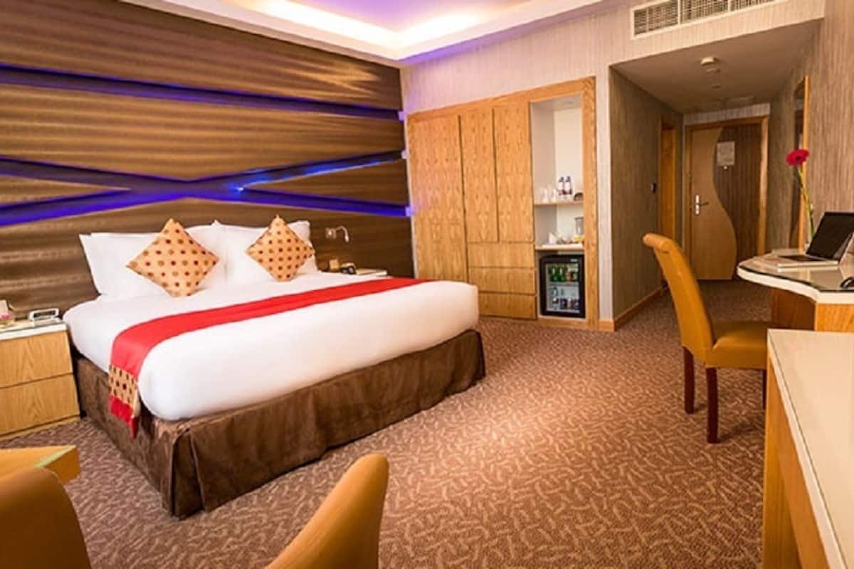 Deluxe King room | In-room safe, soundproofing, iron/ironing board, free WiFi