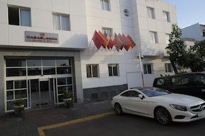 Vista frontal de la propiedad