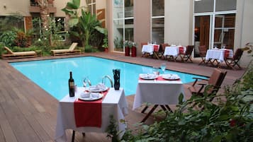 Piscine extérieure, parasols de plage, chaises longues