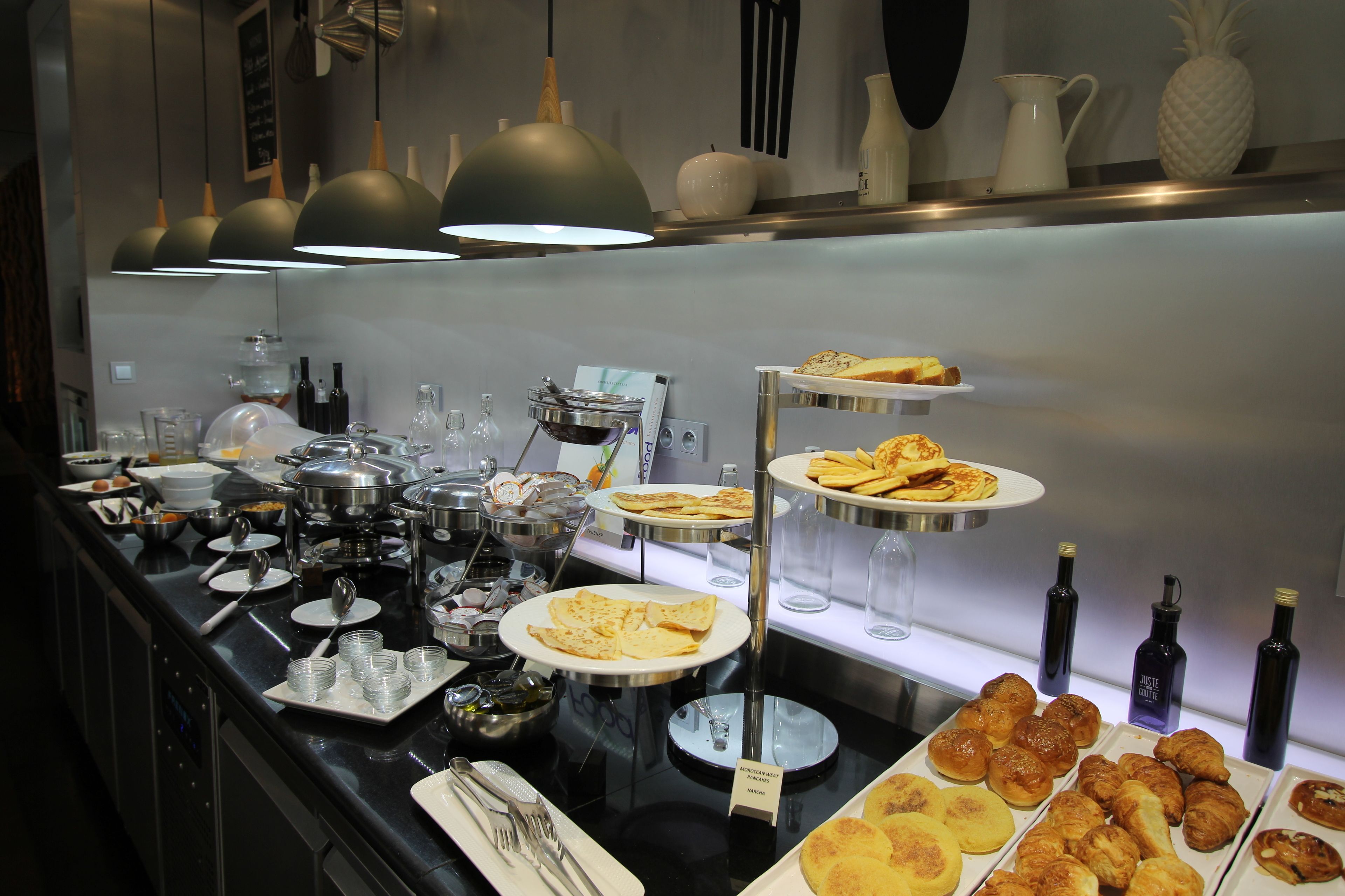 Daily buffet breakfast (MAD 100 per person)