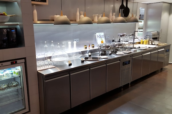Daily buffet breakfast (MAD 100 per person)