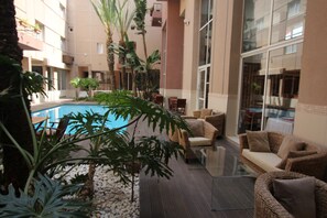 Kolam renang outdoor, dengan payung kolam renang dan kursi berjemur