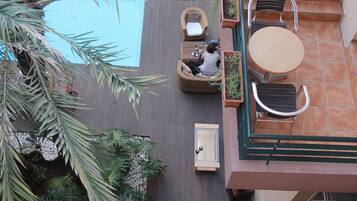 Outdoor pool, pool umbrellas, sun loungers