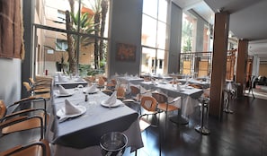 Se sirven desayunos, comidas y cenas con vista a la alberca