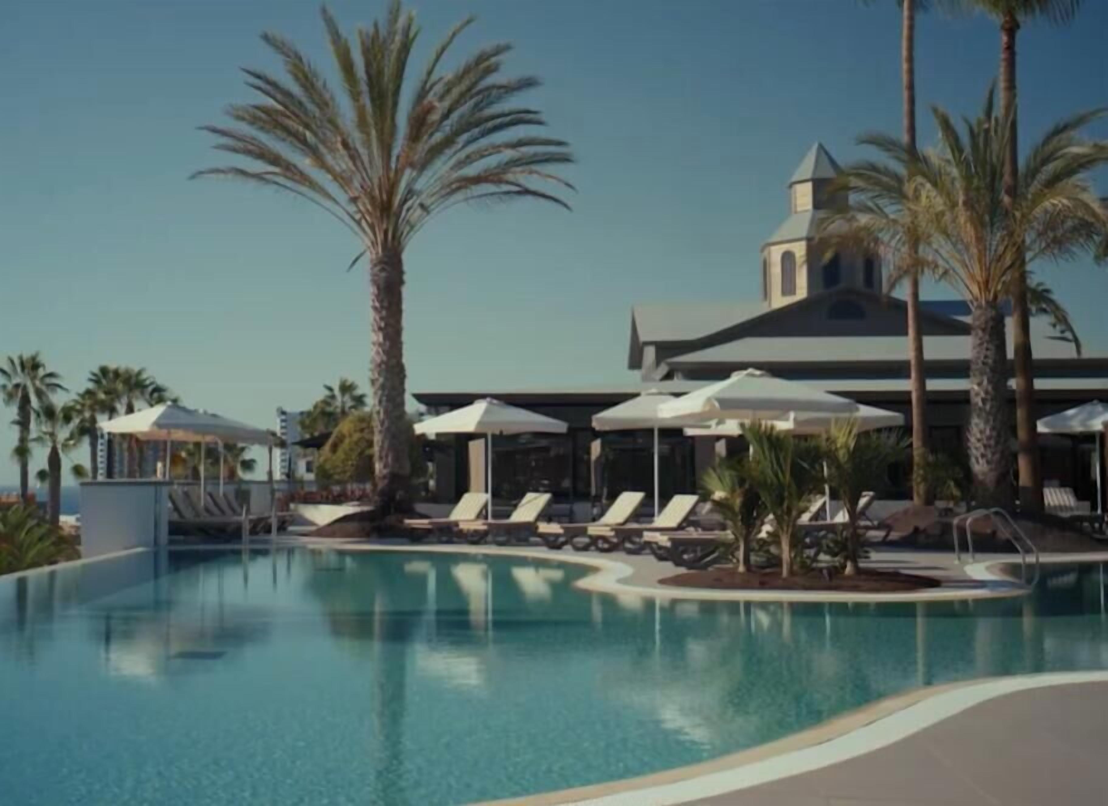 2 piscines extérieures, parasols de plage, chaises longues
