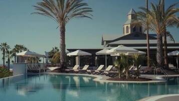 2 piscines extérieures, parasols de plage, chaises longues