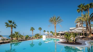 2 piscines extérieures, parasols de plage, chaises longues