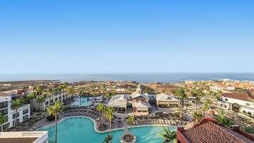 2 udendørs pools, åben fra kl. 09.00 til kl. 18.00, parasoller