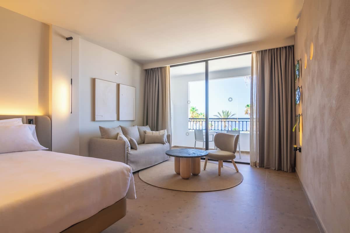 32-inch tv with satellite channels