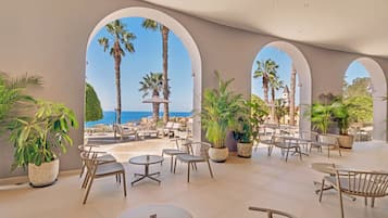 2 bares, bar en la piscina y bar junto a la piscina