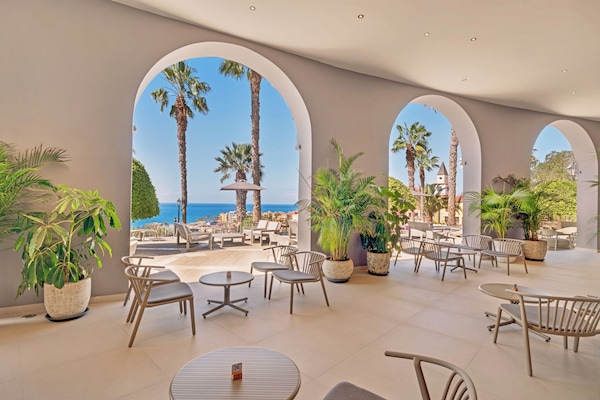 2 bares, bar en la piscina, bar junto a la piscina