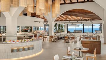 4 restaurants, breakfast, dinner, brunch served; international cuisine