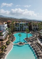 2 piscinas externas, funciona das 9h às 18h, guarda-sóis