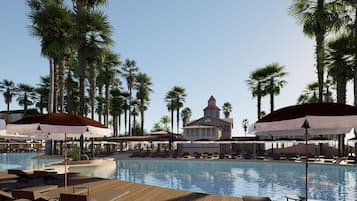 2 udendørs pools, åben fra kl. 09.00 til kl. 18.00, parasoller