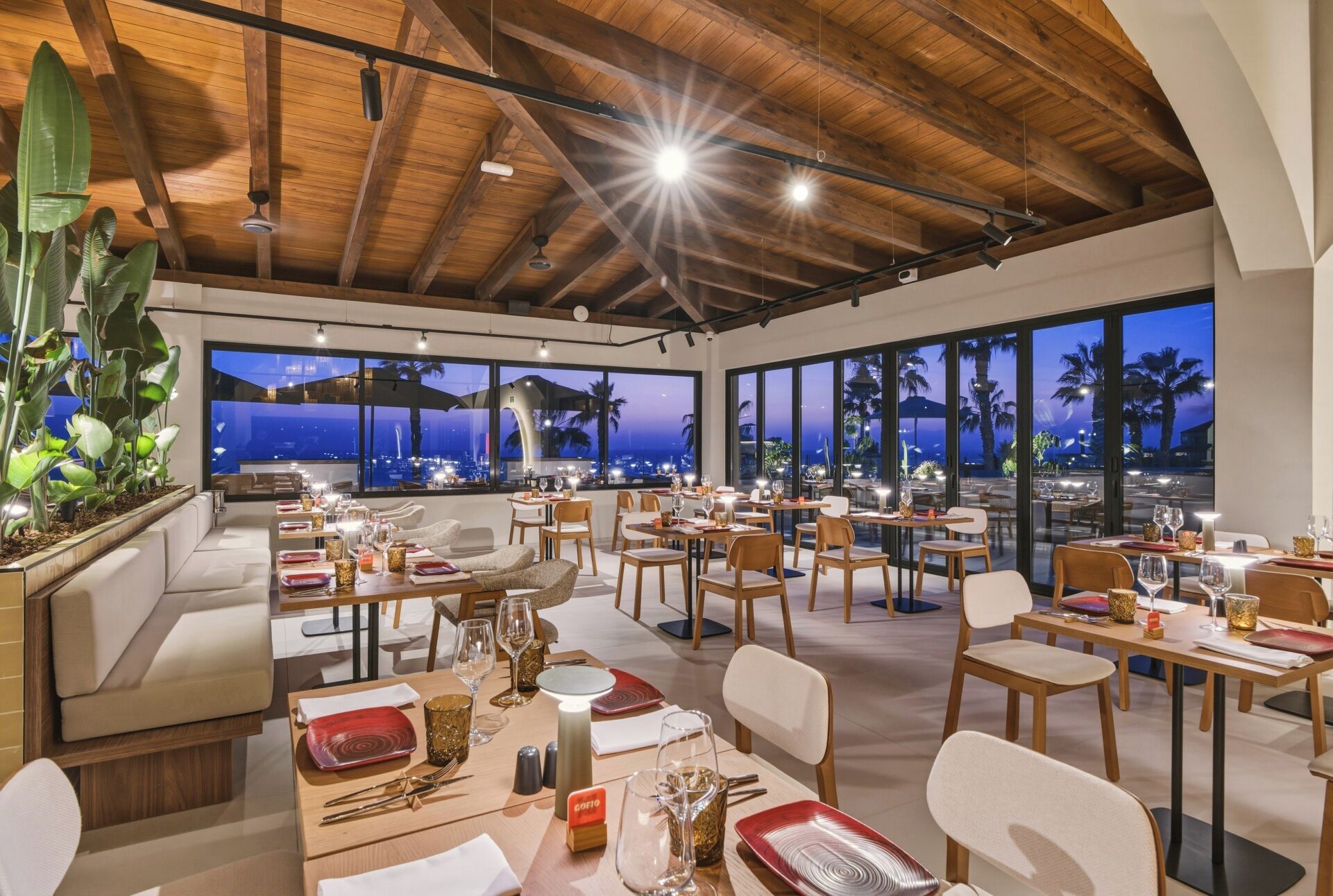 4 restaurants; breakfast, dinner, and brunch served