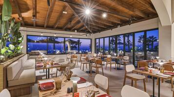 4 restaurants; breakfast, dinner, and brunch served