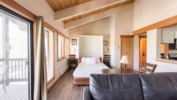 Individuell dekoriert, individuell eingerichtet, Schreibtisch