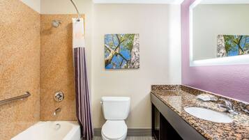 Combined shower/bathtub, free toiletries, hair dryer, towels