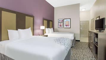 Quarto, 2 camas Queen, acessível, para não fumantes (Mobility/Hearing Impaired Accessible) | Roupas de cama premium, camas com colchões pillow-top, escrivaninha