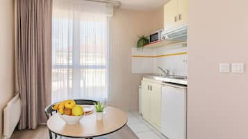 Studio | Dapur peribadi | Peti sejuk, ketuhar gelombang mikro, dapur, mesin basuh pinggan mangkuk
