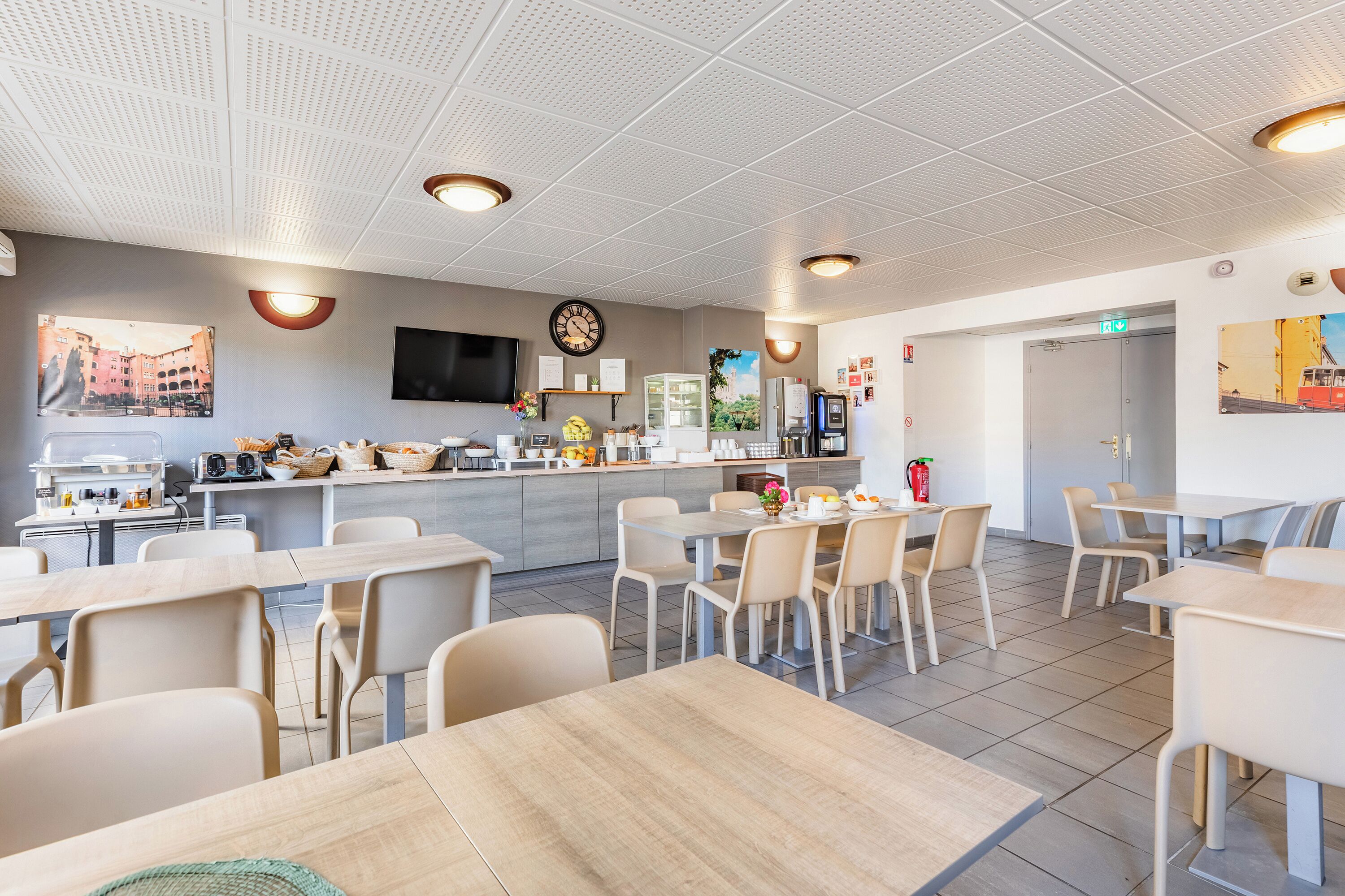 Sarapan prasmanan setiap hari (EUR 9.9 per orang)