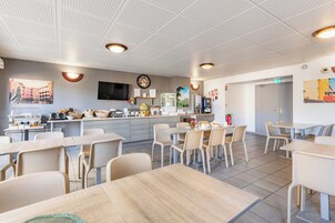 每日供应自助式早餐（每人 EUR 9.9）