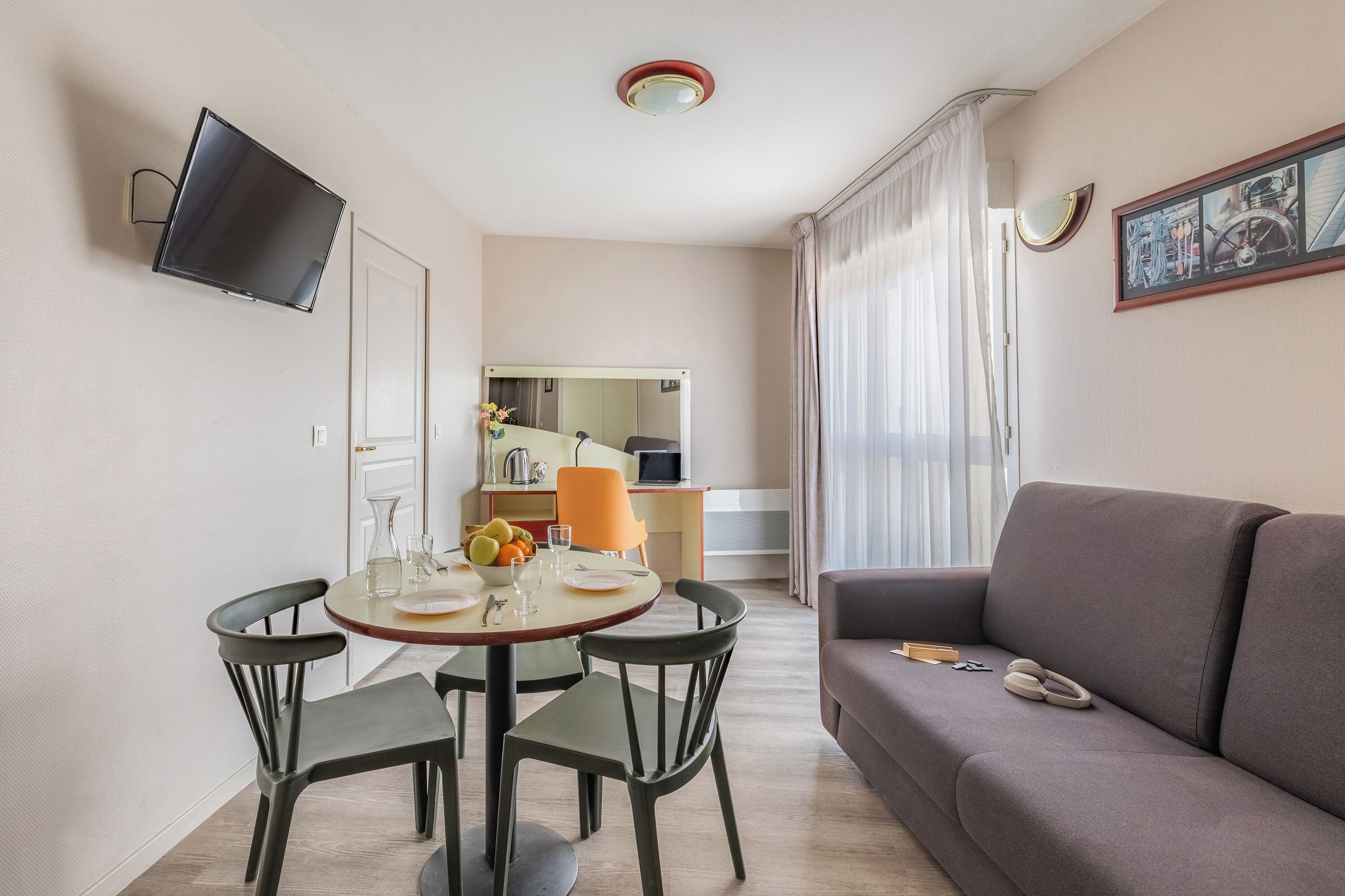 Desk, soundproofing, iron/ironing board, free WiFi