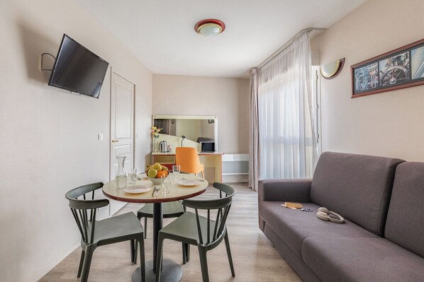 Apartment | Desk, soundproofing, iron/ironing board, free WiFi