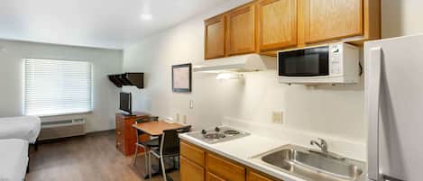 Standard Studio, Non Smoking, Refrigerator & Microwave | Private kitchen | Full-size fridge, microwave, stovetop, freezer