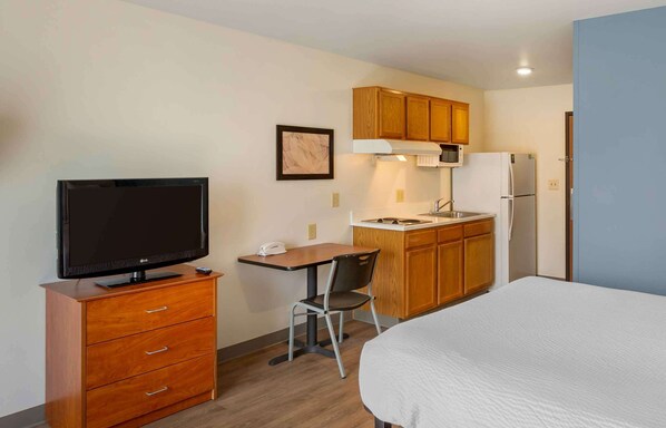 Standard Studio, Non Smoking, Refrigerator & Microwave | Desk, laptop workspace, iron/ironing board, free WiFi - Extended Stay America Select Suites - Salt Lake City - West Valley City (West Valley City)