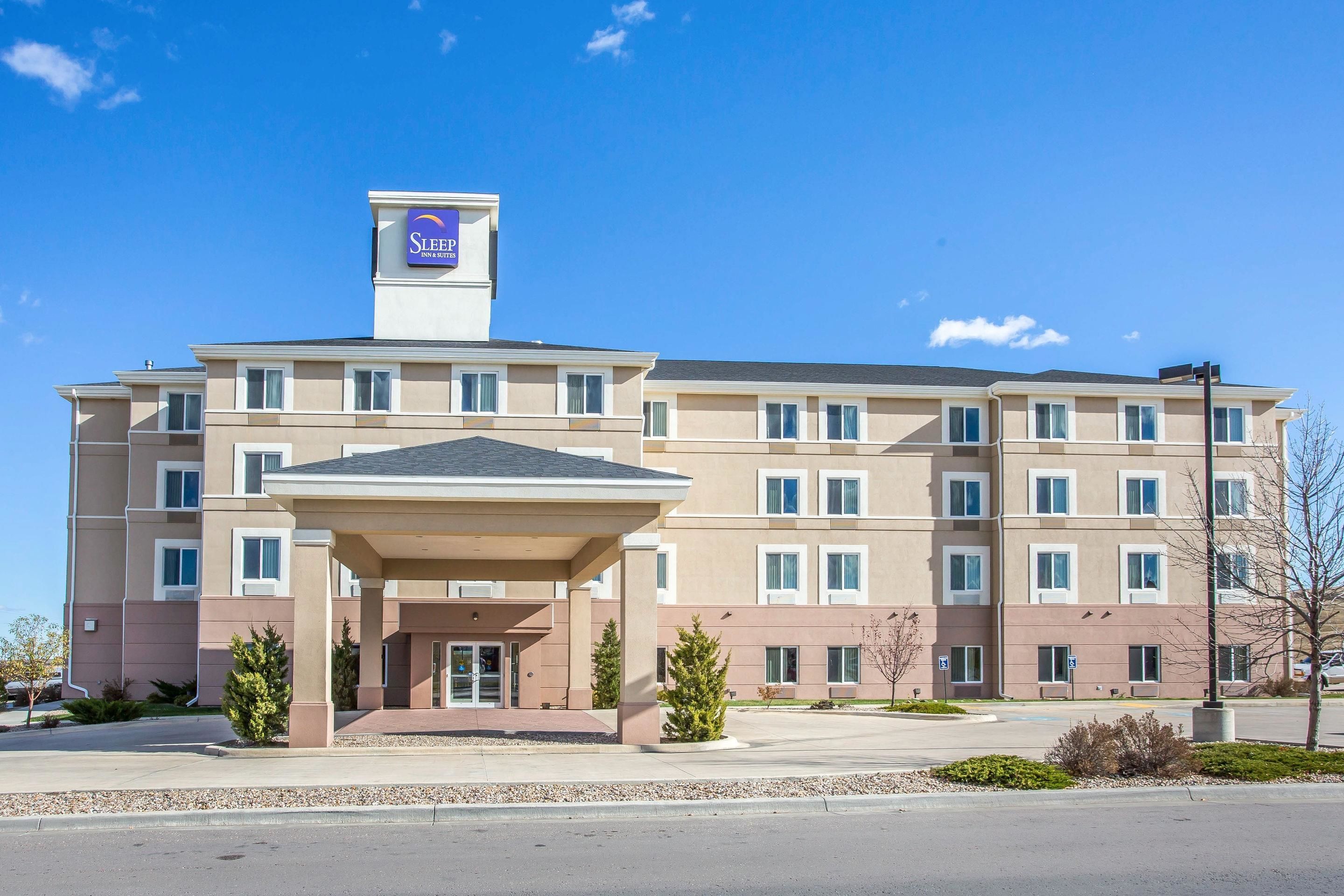 Un hotel Sleep Inn con diseño moderno, que cuenta con una entrada cubierta y varios pisos.
