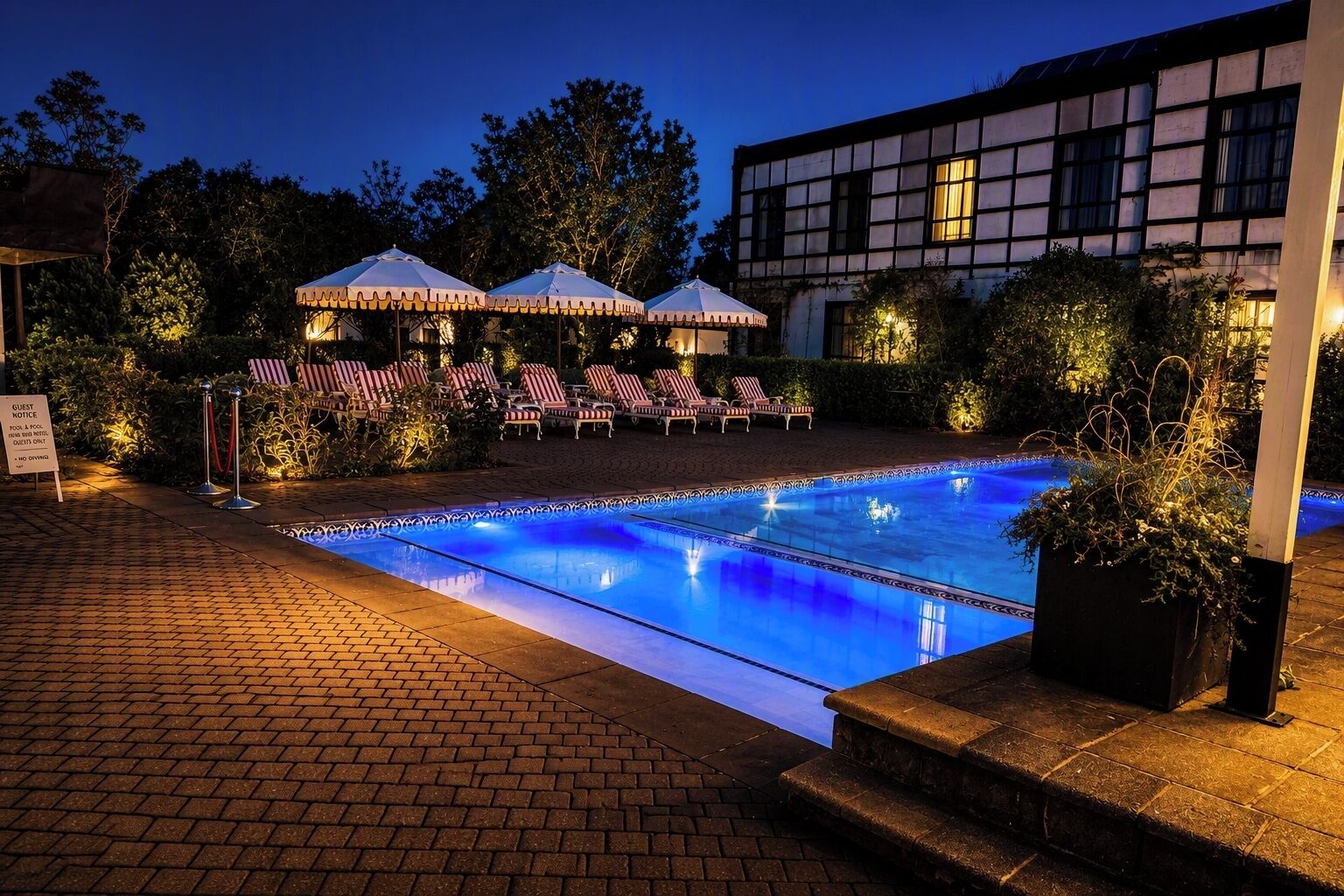 2 outdoor pools, free cabanas, pool umbrellas