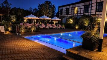 2 outdoor pools, free cabanas, pool umbrellas