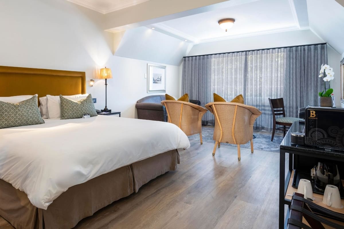 Suite – deluxe | Sengetøy av topp kvalitet, minibar, safe på rommet og skrivebord