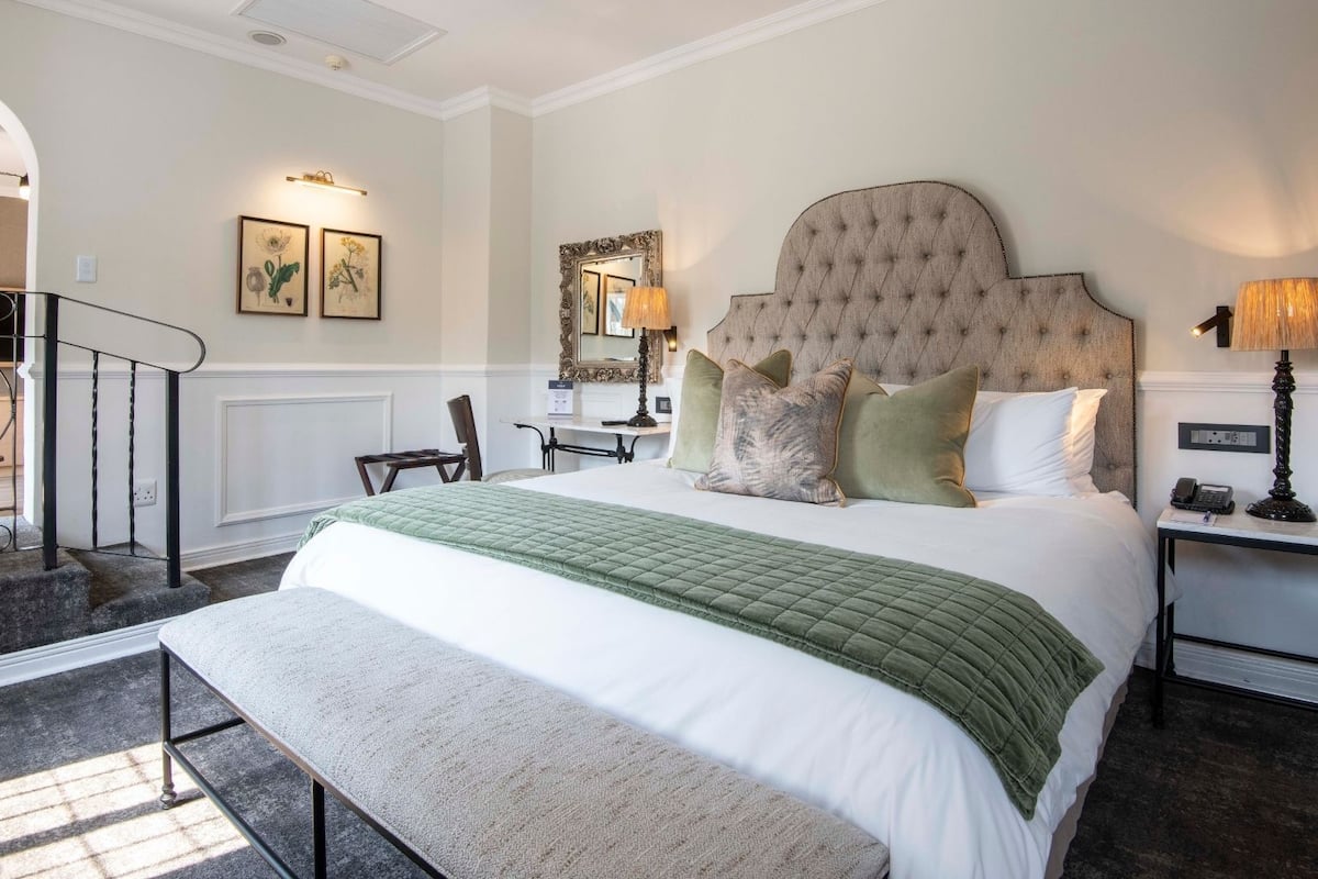 Suite – president | Sengetøy av topp kvalitet, minibar, safe på rommet og skrivebord