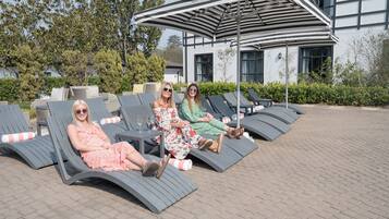 2 outdoor pools, free cabanas, pool umbrellas