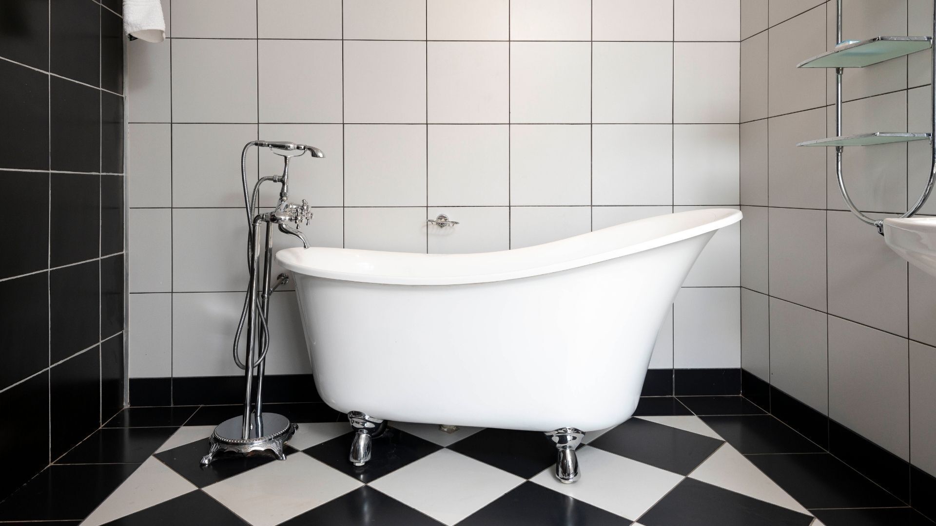 Un baño con bañera independiente, ducha y retrete.