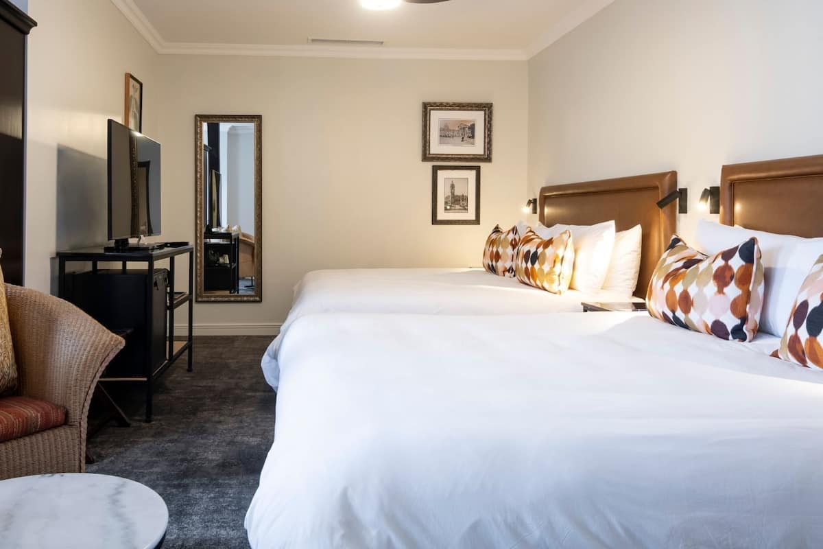 Familierom, 2 queensize-senger | Sengetøy av topp kvalitet, minibar, safe på rommet og skrivebord