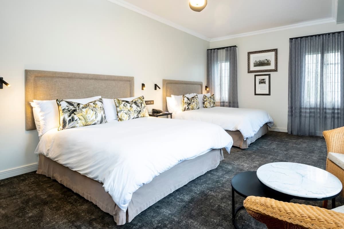 Familiekamer, meerdere bedden | 1 slaapkamer, luxe beddengoed, een minibar, een kluis op de kamer